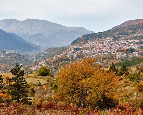 Metsovo Utanför bergsorten Metsovo gjorde vi en vandring på stigar och småvägar ner till floden Metsovitikos och sedan upp till...