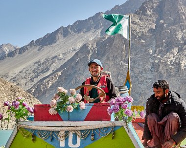 Attabadsjön -Ganish Med buss tillbaka längs Karokam Higway ända till Gilgit igen och ytterligare en övernattning på Rupal Inn . Längs vägen...