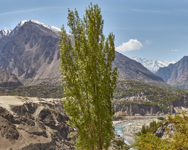 Hunzadalen Buss från Gilgit till Karimabad i Hunzadalen. Vi hade kaffestopp nära Jaglot, där vi hade fin vy mot berget Rakaposhi...