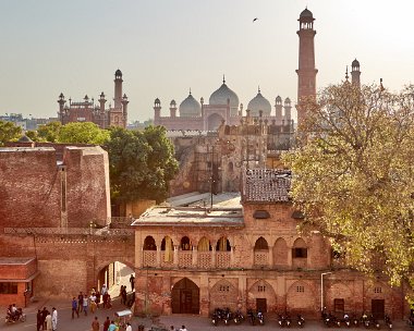 Lahore Lahore är landets näst största stad med ca 11 miljoner invånare. Besök i Lahore fort från slutet av 1500-talet. I samma...