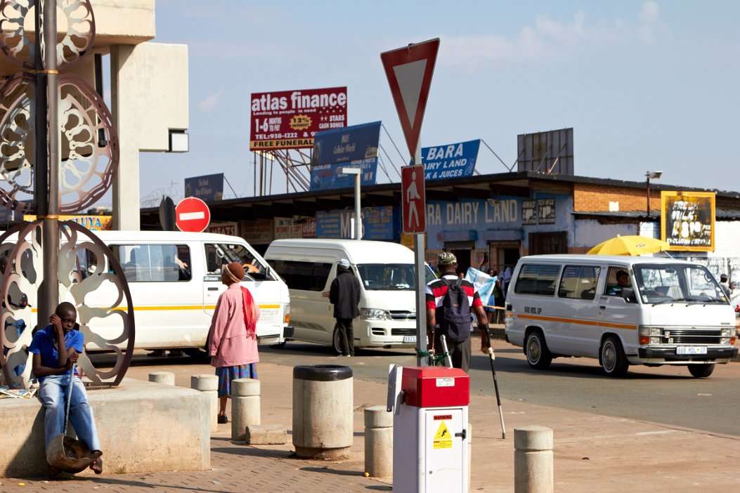 IMG_0825 Soweto Johannesburg . Busstationen nära Chris Hani Baragwanath Hospital (världens största sjukhus)